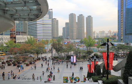 Seoul South Korea  October 22, 2016: Unidentified people travel at Yongsan train station.のeditorial素材