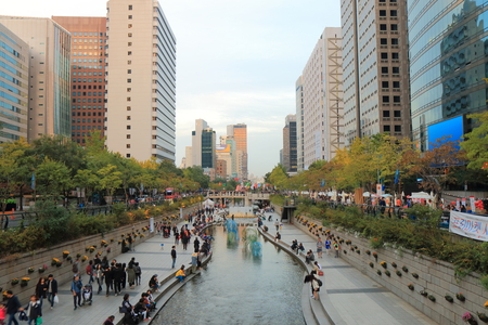 Seoul South Korea  October 22, 2016: Unidentified people visit Cheonggyecheon stream. Cheonggyecheon stream is a 11 km long modern public recreation space in downtown Seoul.のeditorial素材