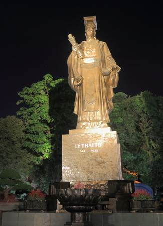 Hanoi Vietnam - Novrember 22, 2016: Ly Thai To statue park Hanoi Vietnamのeditorial素材