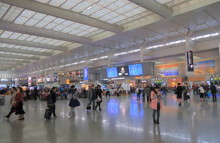 Shanghai China  November 4, 2016: Unidentified people travel at Shanghai Hongqiao train stationのeditorial素材