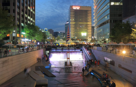 Seoul South Korea  October 22, 2016: Unidentified people visit Cheonggyecheon stream. Cheonggyecheon stream is a 11 km long modern public recreation space in downtown Seoul.のeditorial素材