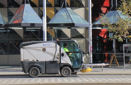 Melbourne Australia-June14, 2017: Unidentified people clean street in downtown Melbourne Australia.のeditorial素材