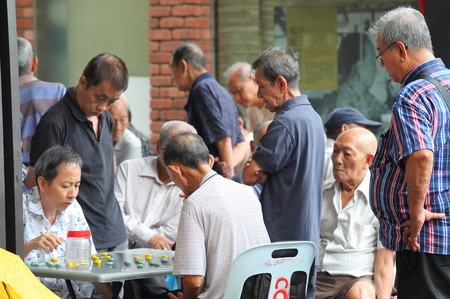 Singapore-November 15, 2018: Unidentified people play traditional Chinese board game in Chinatown Singapore.のeditorial素材