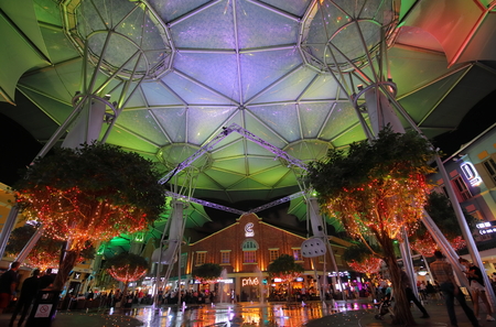 Singapore-November 15, 2018: Unidentified people visit Clarke Quay riverside shopping complex in Singaporeのeditorial素材