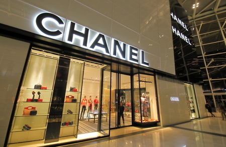 Singapore-November 16, 2018: the Chanel store at Marina Bay Sands shopping mall Singapore.のeditorial素材