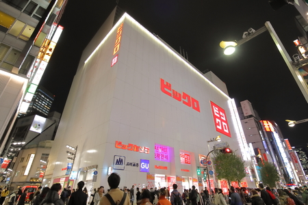 Tokyo Japan - December 12, 2018: Unidentified people visit Biqlo shopping mall Shinjuku in Tokyo Japan.のeditorial素材