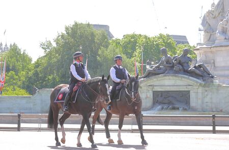 London England - June 1, 2019: Metropolitan Police officer ride horses in Buckingham Palace London UKのeditorial素材