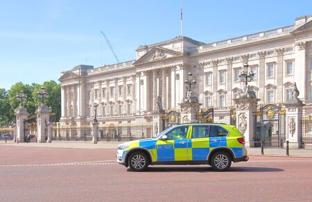 London England - June 1, 2019: Police car drive in front of Buckingham Palace London UKのeditorial素材