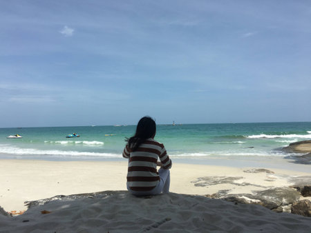 Lonely Emotion at blue seaの素材