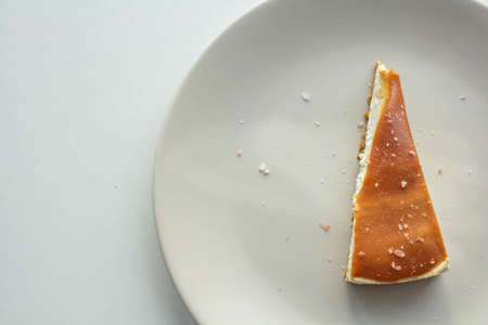 A slice of cheese cake with salted caramel top viewの写真素材