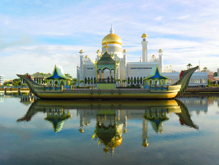 Sultan Omar Ali Saifudding Mosque, Bandar Seri Begawan, Brunei, Southeast Asiaの写真素材