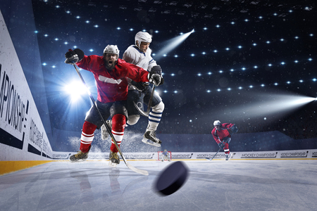 Hockey player shoots the puck and attacksの販売画像