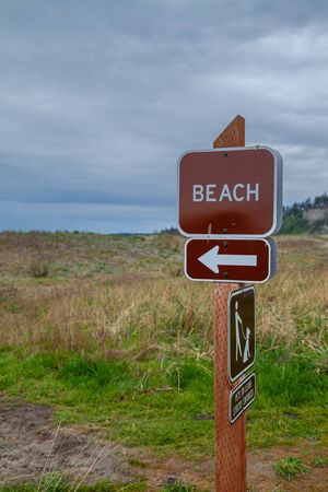 A sign showing the way to the beach near the Pacific Ocean in Washington, USAの写真素材