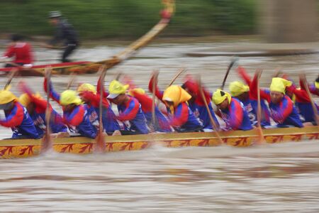 NAAN THAILAND - SEP 26: Unidentified boat team actively in the Naan Boat race on September 26, 2009 in Naan, Thailand.のeditorial素材