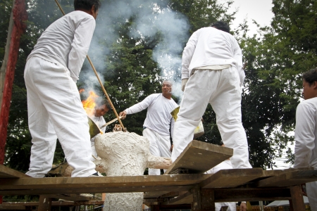 CHIANG MAI  THAILAND - AUGUST 12 : Buddhist metal cast ceremony for buddha statue , Pouring molten metal in mold  . Aug 12,2012 in Lok Molee Temple, Chiangmai, Thailand.のeditorial素材