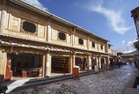 SHANGRI LA, CHINA, JUNE 24, 2015: Chinese-Tibetan architecture style in old town . People are walking through the historical old town in chinese city shangri-la alias zhongdian , Yunnan China.のeditorial素材