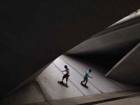 Roller skaters in actionの素材