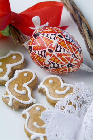 Painted Easter egg and ginger cookies 