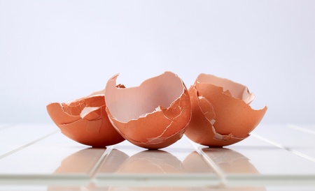 Empty brown egg shells - closeupの写真素材