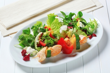 Chicken skewer with mixed salad greensの写真素材