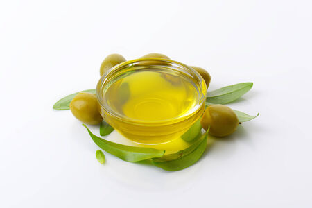 Olive oil in glass bowlの写真素材