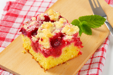 Piece of raspberry crumb cakeの写真素材