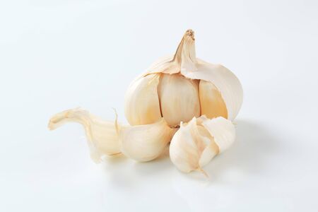 fresh garlic on white backgroundの写真素材