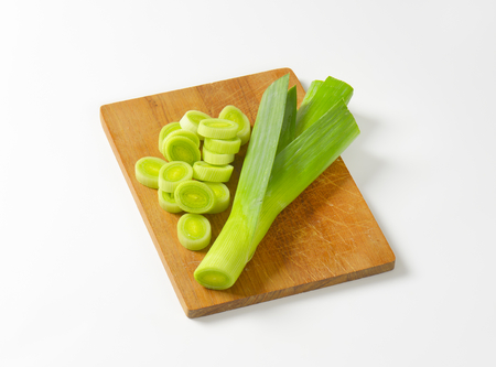 sliced leek on wooden cutting boardの写真素材