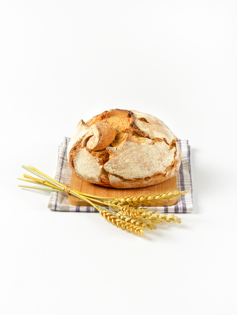 round loaf of bread on cutting boardの写真素材