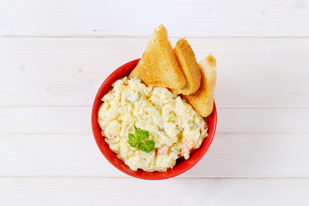 bowl of potato salad with toasted breadの写真素材