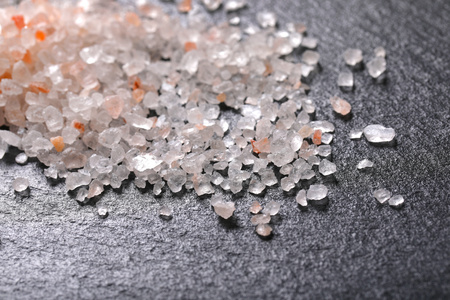 coarse grain Himalayan salt on black slateの写真素材