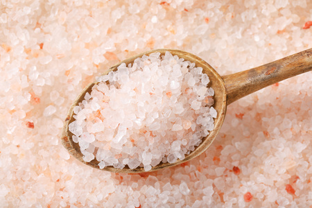 spoon of coarse grained Himalayan saltの写真素材