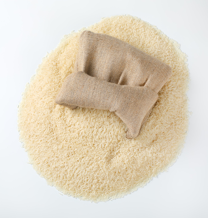 white rice spilling out of burlap bagの写真素材