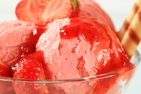 Ice cream sundae with fresh strawberriesの写真素材