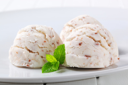 Scoops of stracciatella ice creamの写真素材