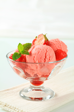 Ice cream sundae with fresh strawberriesの写真素材