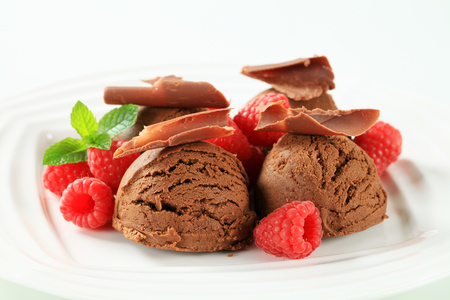 Scoops of chocolate ice cream with fresh raspberriesの写真素材