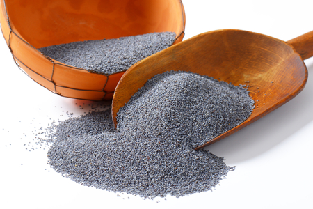 Scoop of whole poppy seedsの写真素材