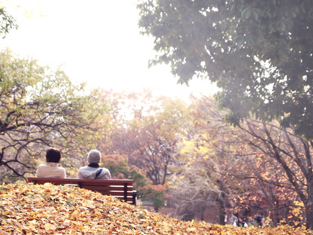 Couple on a bench, Tokyo, Japanの写真素材