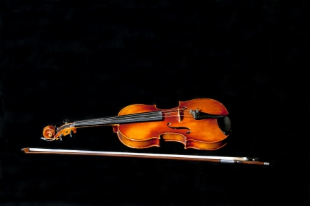 My old fiddle and bow as a still life with black backgroundの写真素材
