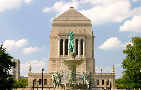 Indiana World War Memorial Builiding in downtown Indianapolis, with fountain in front.のeditorial素材
