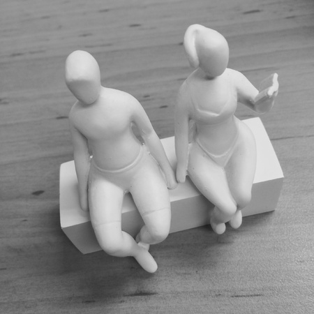 Couple sculpture sitting on the benchの素材