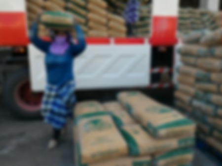 worker lift cement bag over headの写真素材