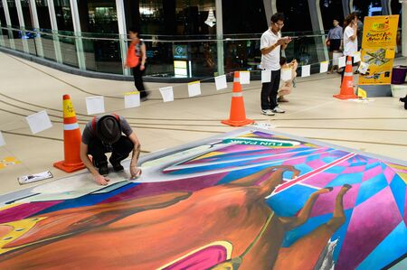 Bangkok - March 3   An artist  Tony Cuboliquido  during drawing and painting his 3D artwork in Living Arts @ Ratchaprasong Street of Arts Street of Fun on March 3, 2013 at Ratchaprasong, Bangkok, Thailand のeditorial素材