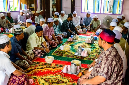 BANGKOK - APRIL 13   Unidentified Musim senior men pray for Allah for ceremony in Graduation of the Quran on April 13, 2013 in Bangkok, Thailand のeditorial素材