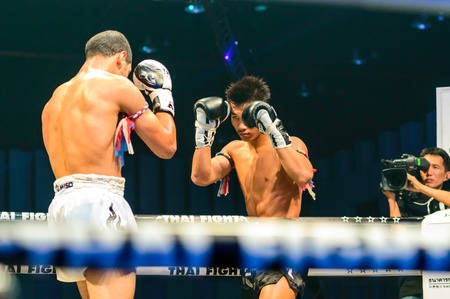 BANGKOK - JUNE 29   Peemai Jitmuangon of Thailand and Youssef Boughanem of Belgium in Thai Fight Extreme 2013 on June 29, 2013 at MCC Hall, The Mall, Bangkapi, Bangkok, Thailand のeditorial素材