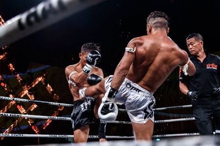 NONTHABURI - JULY 23 : Lou Jim of China and Jean Nascimento of Brazil in Thai Fight "Proud to be Thai" on July 23, 2016 at West Gate Hall, CentralPlaza WestGate, Bang Yai, Nonthaburi.のeditorial素材