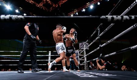 NONTHABURI - JULY 23 : Lou Jim of China and Jean Nascimento of Brazil in Thai Fight "Proud to be Thai" on July 23, 2016 at West Gate Hall, CentralPlaza WestGate, Bang Yai, Nonthaburi.のeditorial素材