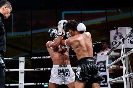 NONTHABURI - JULY 23 : Lou Jim of China and Jean Nascimento of Brazil in Thai Fight "Proud to be Thai" on July 23, 2016 at West Gate Hall, CentralPlaza WestGate, Bang Yai, Nonthaburi.のeditorial素材
