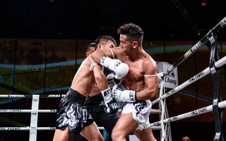 NONTHABURI - JULY 23 : Lou Jim of China and Jean Nascimento of Brazil in Thai Fight "Proud to be Thai" on July 23, 2016 at West Gate Hall, CentralPlaza WestGate, Bang Yai, Nonthaburi.のeditorial素材